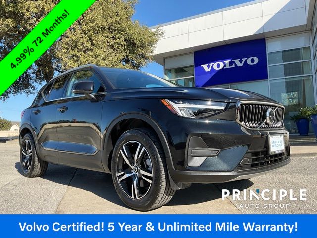 2025 Volvo XC40 Core's photo