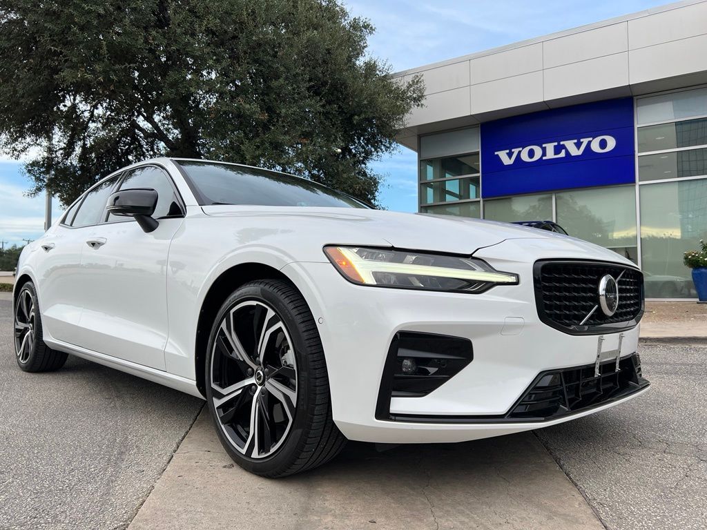 Certified by Volvo 2024 Volvo S60 B5 Plus Dark Theme