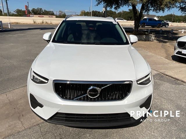 2023 Volvo XC40 Core photo 2
