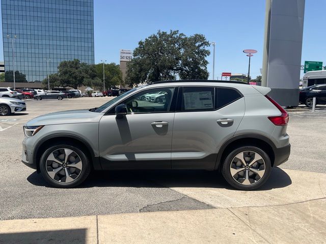 2026 Volvo XC40 Plus photo 4