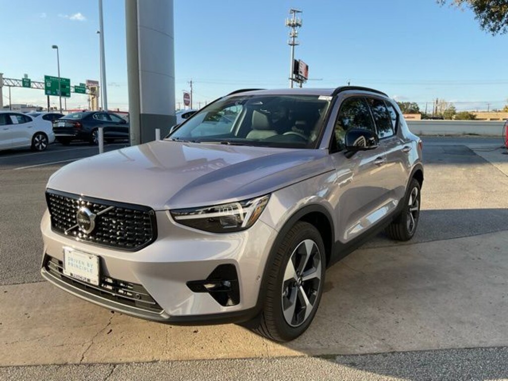 New 2026 Volvo XC40 B5 Plus SUV