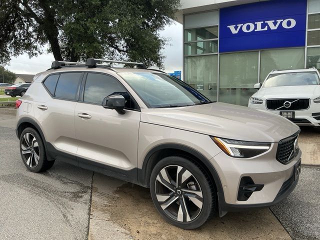 2023 Volvo XC40 B5 Plus Dark AWD's photo