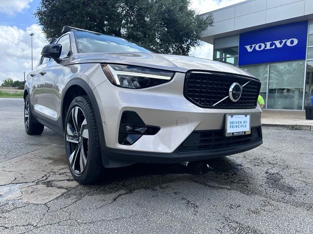 2023 Volvo XC40 B5 Plus Dark AWD's photo