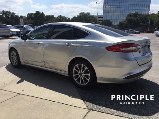 2017 Ford Fusion SE photo 2