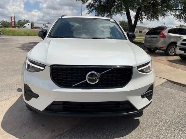 2026 Volvo XC40 Core photo 2