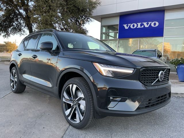 2026 Volvo XC40 B4 Plus Dark FWD's photo