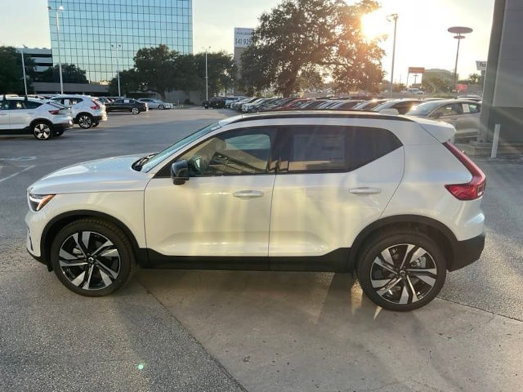 New 2026 Volvo XC40 B5 Ultra SUV