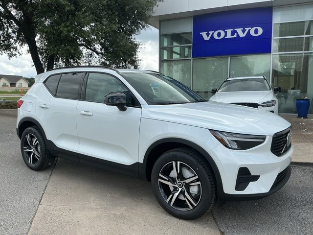 2026 Volvo XC40 B4 Core Dark FWD's photo