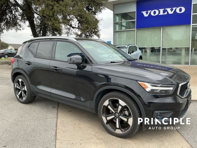 2019 Volvo XC40 Momentum's photo