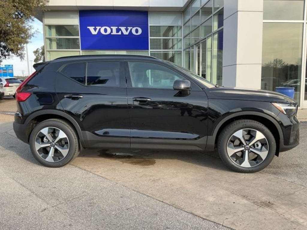 New 2026 Volvo XC40 B5 Core SUV
