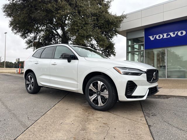 2025 Volvo XC60 Core's photo