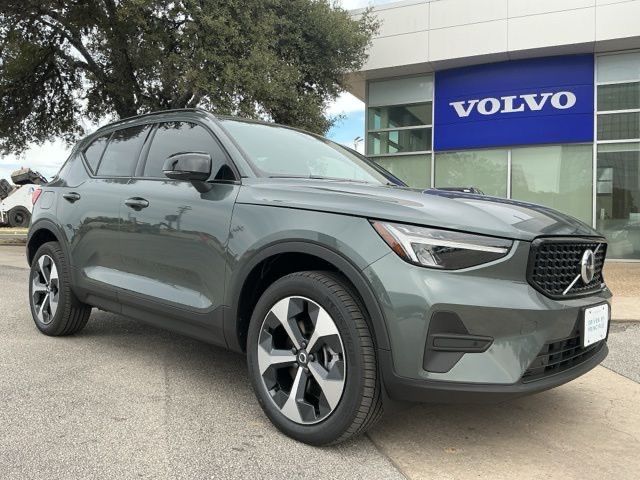 2026 Volvo XC40 B4 Core Dark FWD's photo