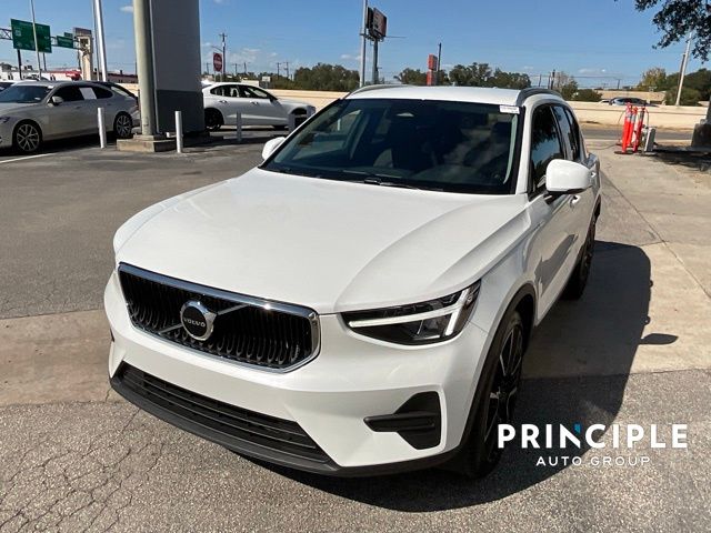 2023 Volvo XC40 Core photo 3