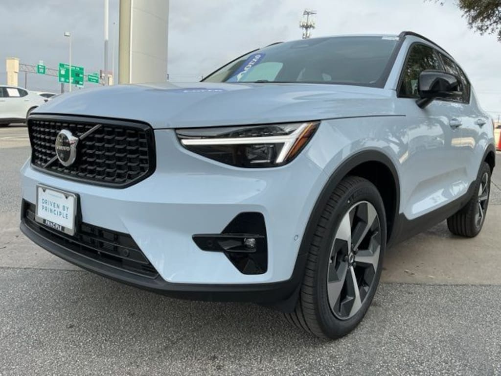 New 2026 Volvo XC40 B5 Plus SUV