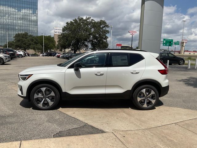 2026 Volvo XC40 Core photo 4