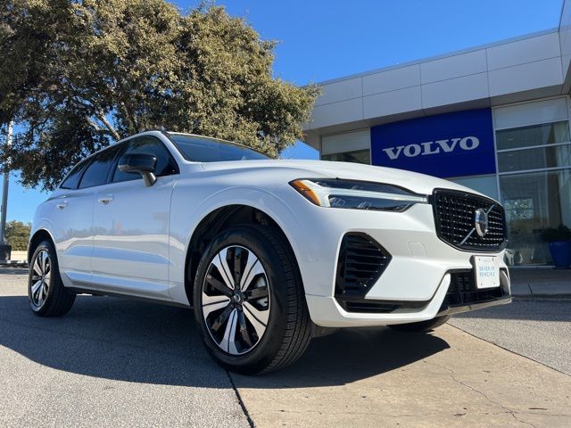 2025 Volvo XC60 Core's photo