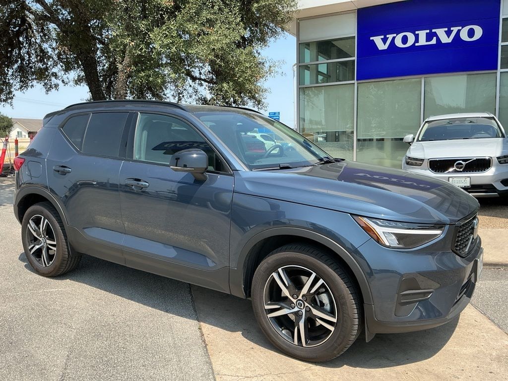 Certified 2026 Volvo XC40 B4 Core SUV