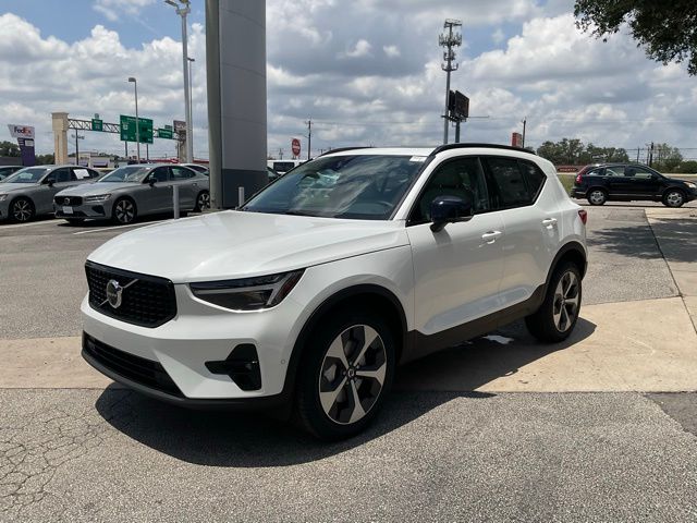 2026 Volvo XC40 Plus photo 3