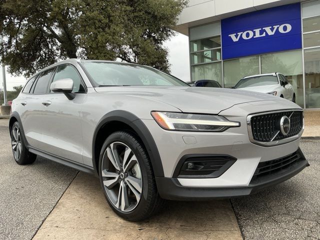2025 Volvo V60 Cross Country Plus's photo