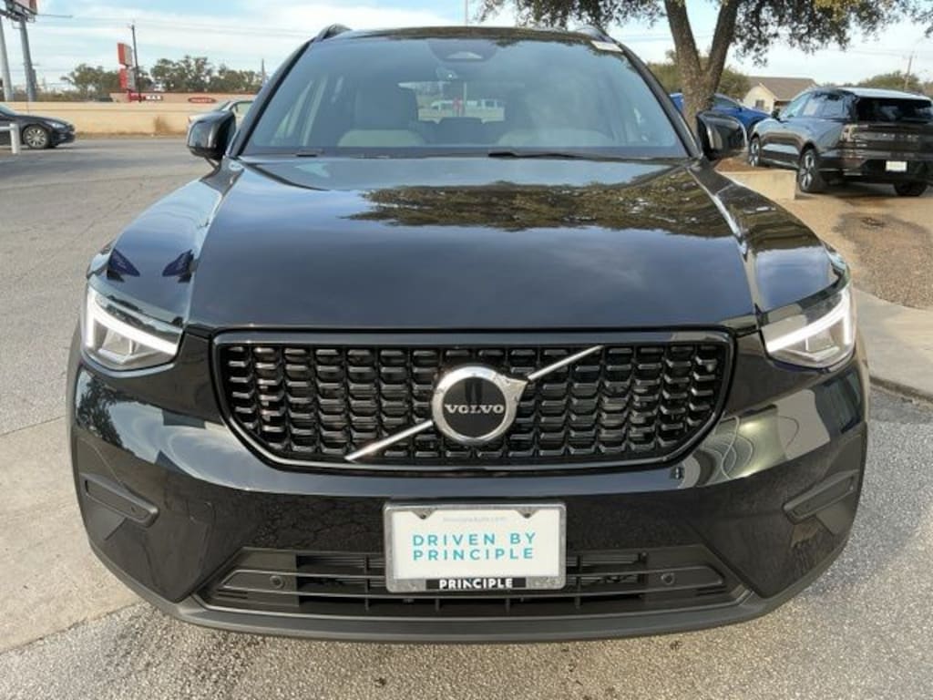 New 2026 Volvo XC40 B5 Core SUV