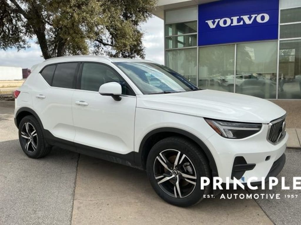 Used 2025 Volvo XC40 B5 Core SUV