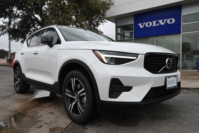 2026 Volvo XC40 B5 Core Dark AWD's photo
