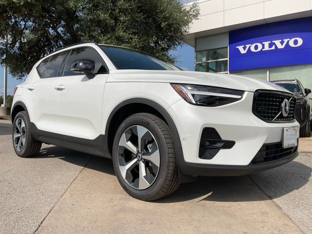 2026 Volvo XC40 B5 Plus Dark AWD's photo