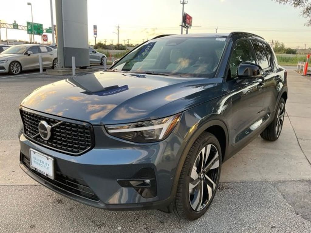 New 2026 Volvo XC40 B5 Ultra SUV