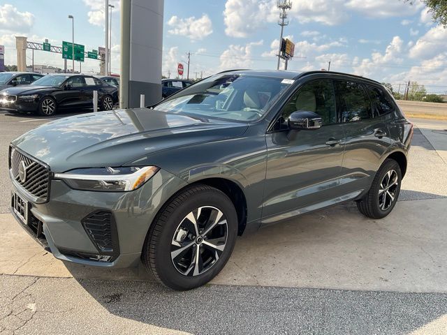 2026 Volvo XC60 B5 Core photo 3