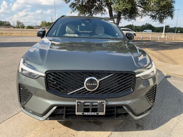 2026 Volvo XC60 B5 Core photo 2