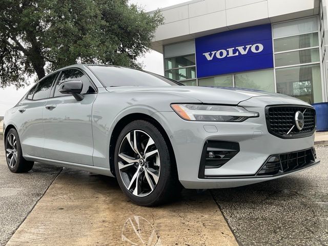 2025 Volvo S60 B5 Plus Dark's photo