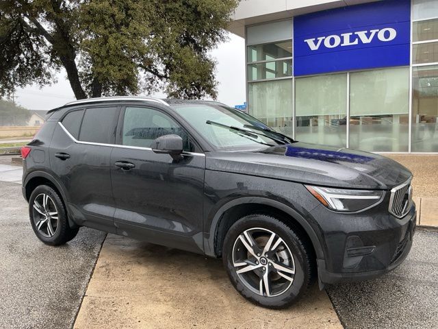 2025 Volvo XC40 Core's photo