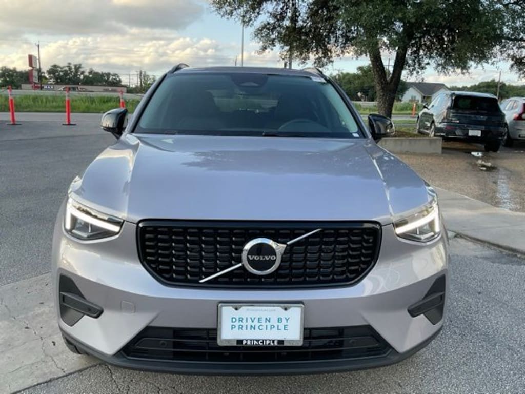New 2026 Volvo XC40 B5 Core SUV