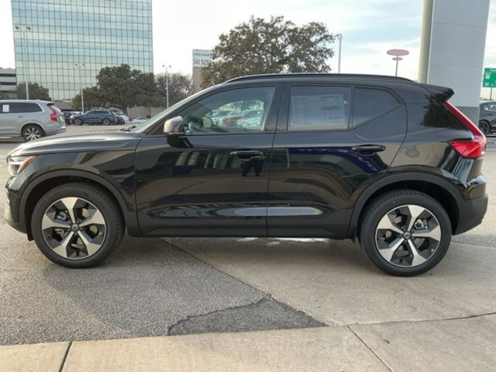 New 2026 Volvo XC40 B5 Core SUV