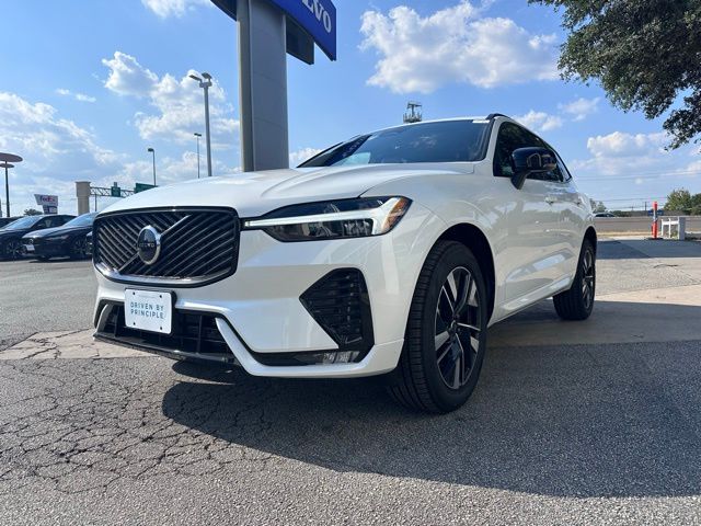 2026 Volvo XC60 B5 Core photo 3