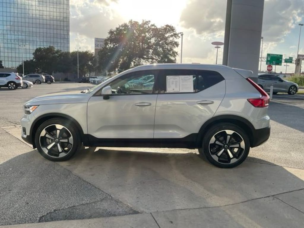 Used 2021 Volvo XC40 Momentum SUV