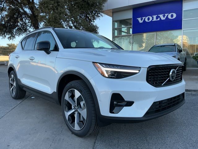 2026 Volvo XC40 B5 Plus Dark AWD's photo