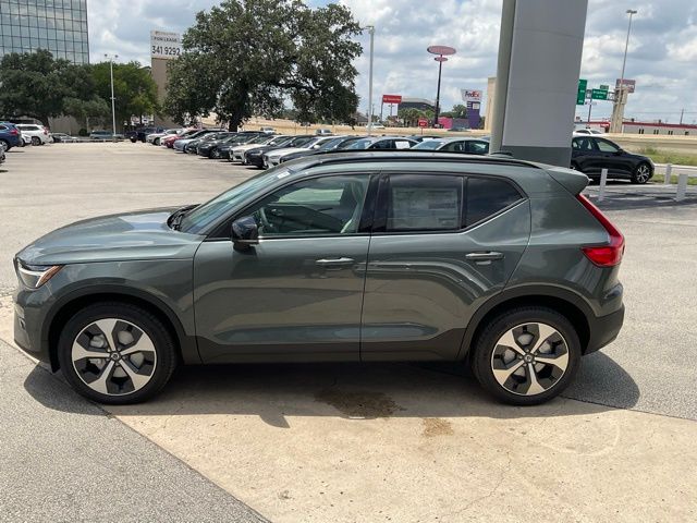 2026 Volvo XC40 Plus photo 3