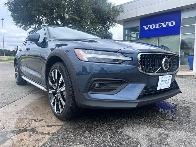2026 Volvo V60 Cross Country B5 Ultra AWD's photo