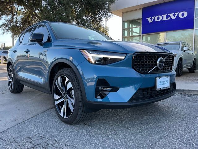 2025 Volvo XC40 B5 Ultra Dark AWD's photo