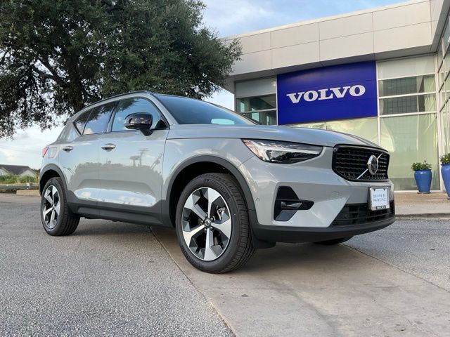 2026 Volvo XC40 B5 Plus Dark AWD's photo