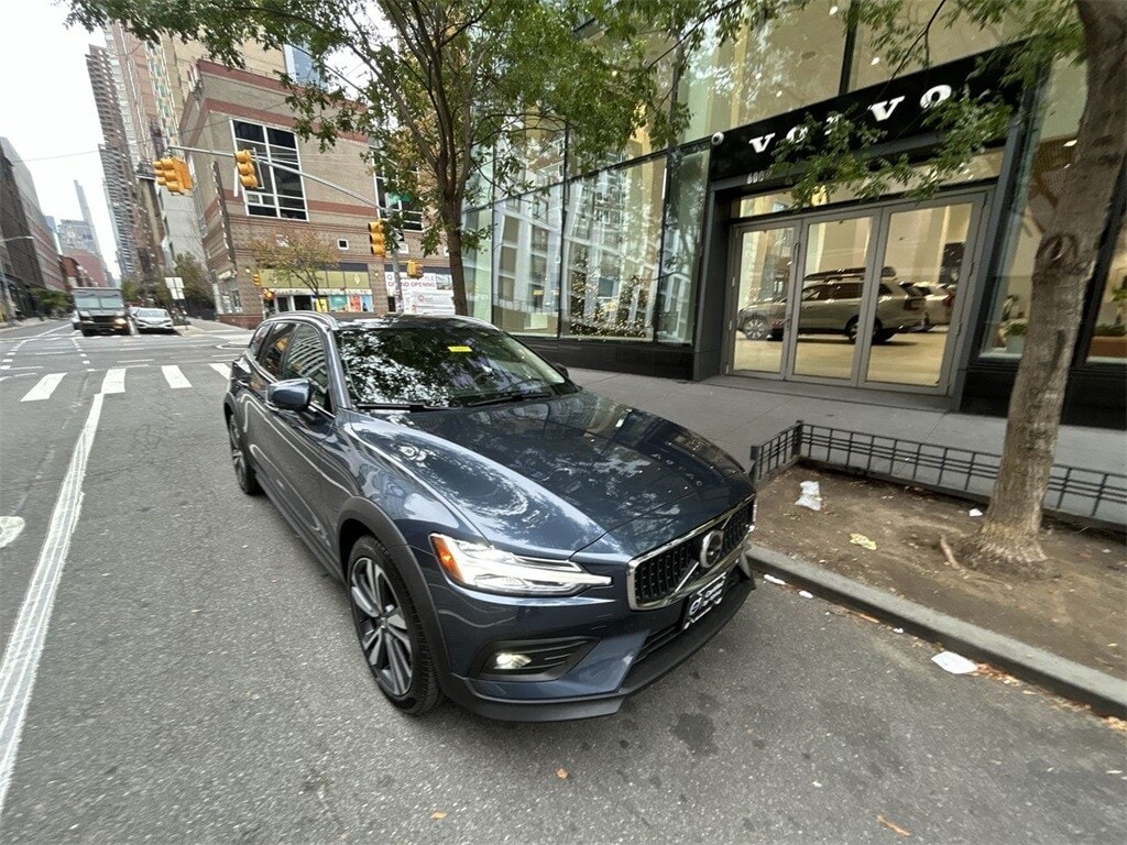 2025 Volvo V60 Cross Country