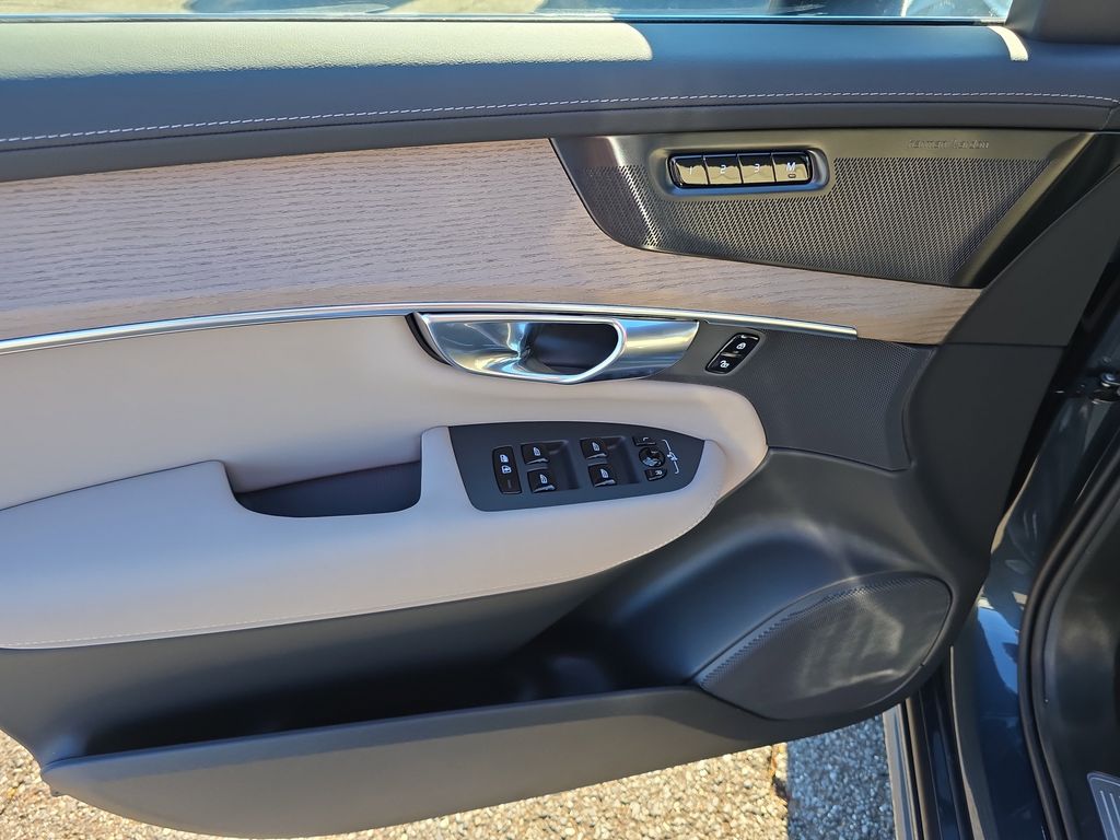2026 Volvo XC90 Plus - Photo 11