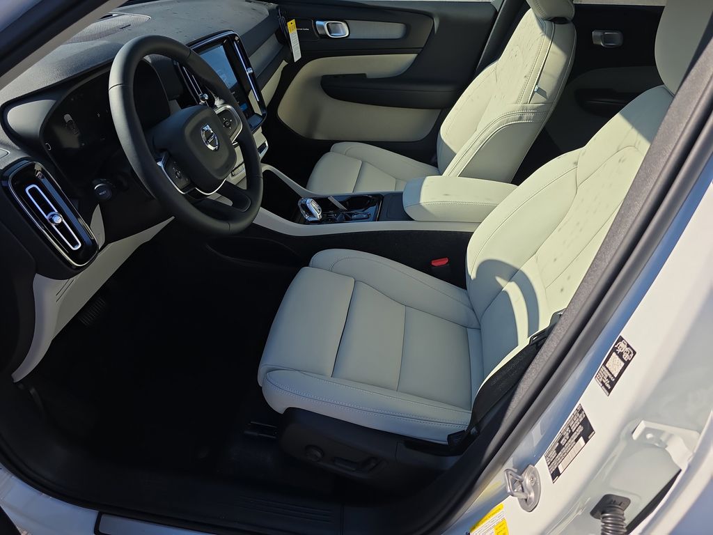 2026 Volvo XC40 Plus - Photo 8