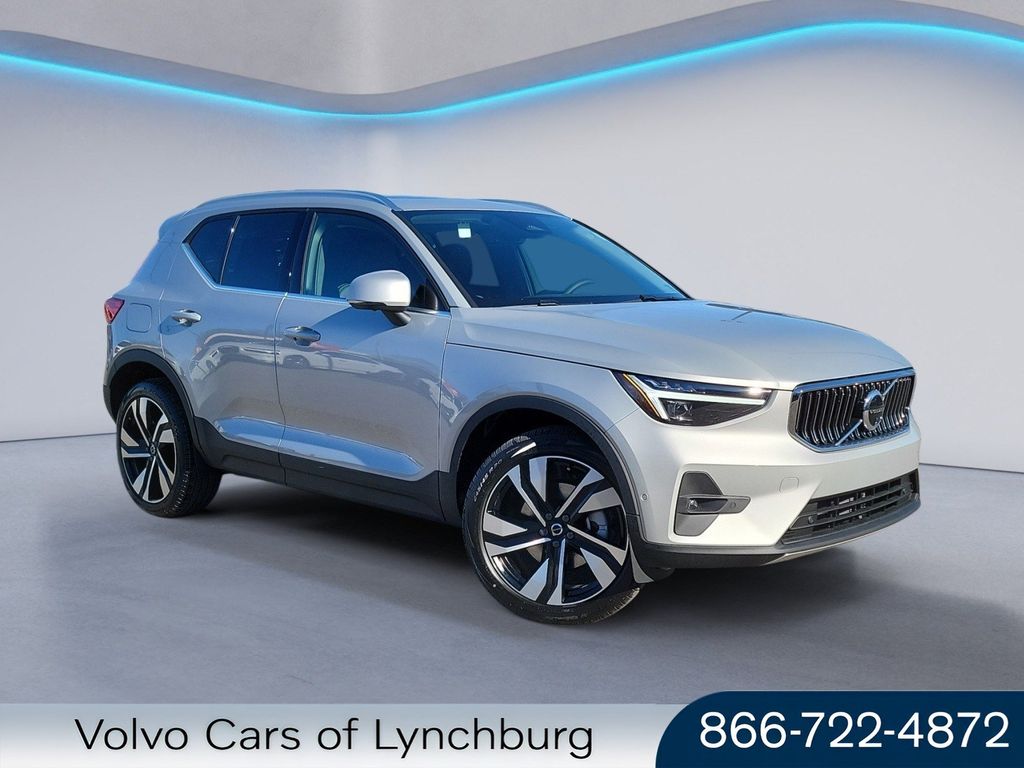 2025 Volvo XC40 SUV 