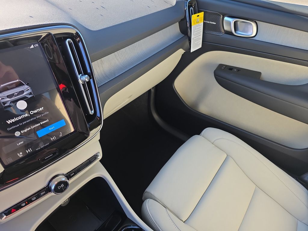 2026 Volvo XC40 Plus - Photo 19