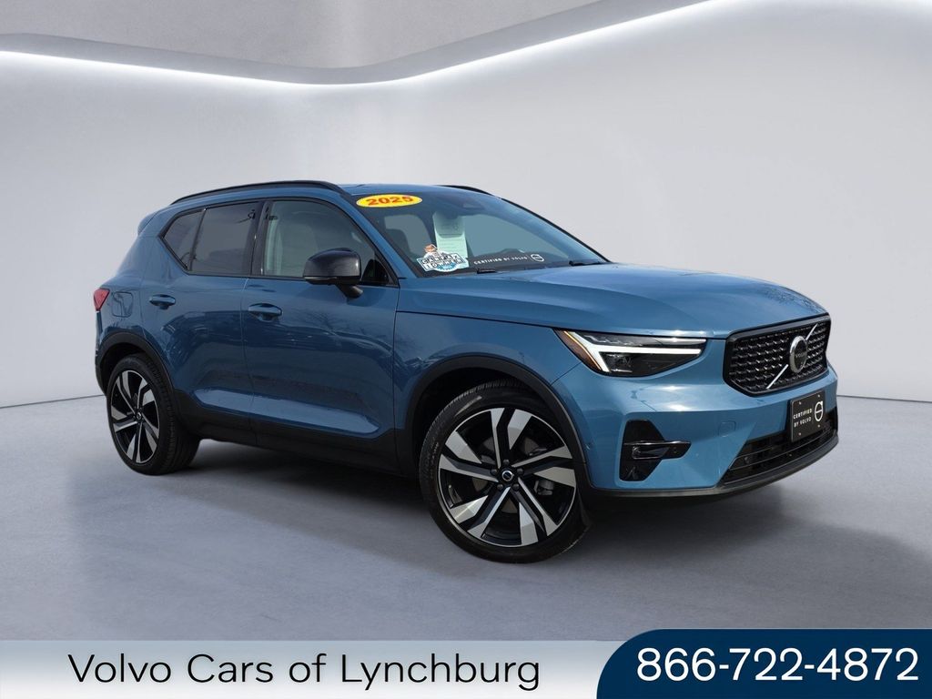 2025 Volvo XC40 Plus's photo