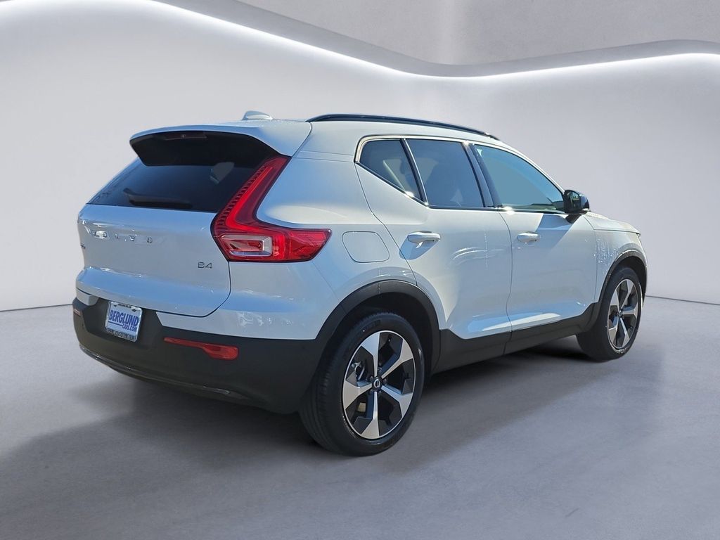 2026 Volvo XC40 Plus photo 4