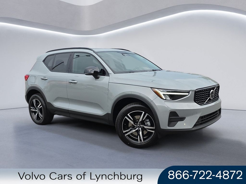 2026 Volvo XC40 B5 Core SUV