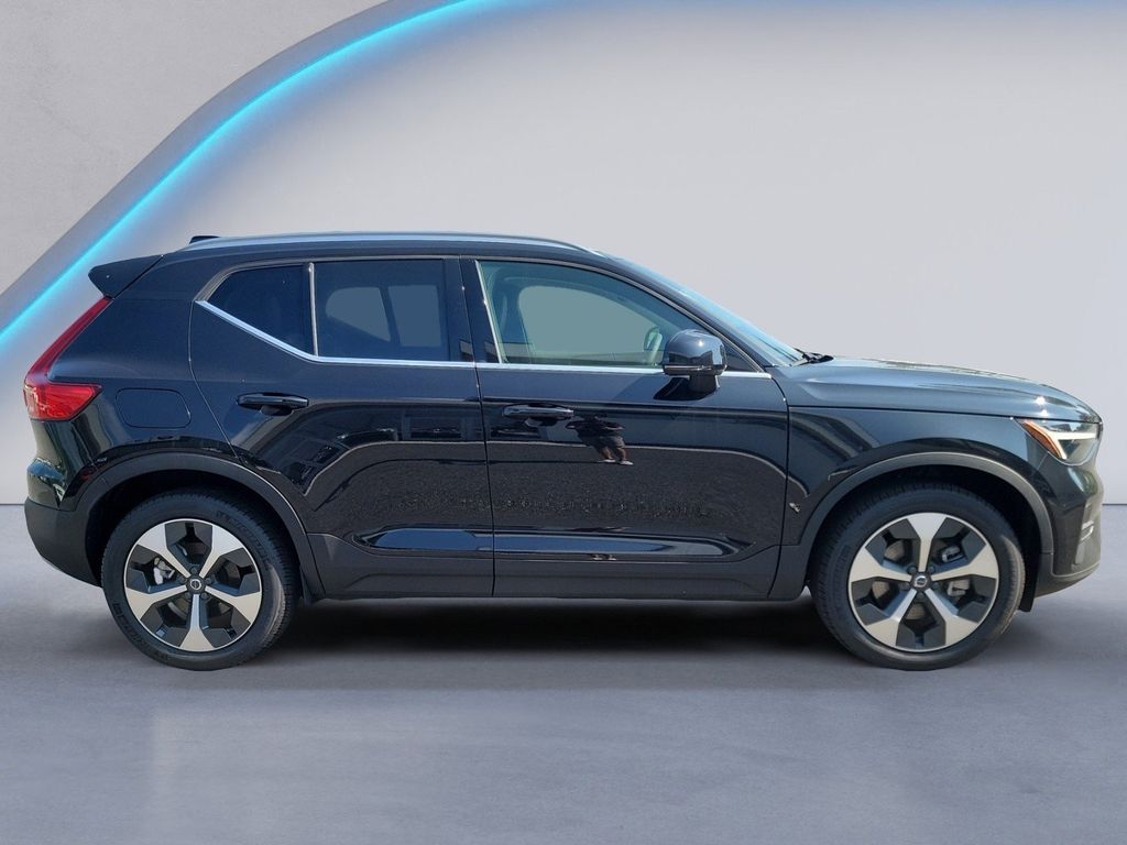 2025 Volvo XC40 Core photo 3